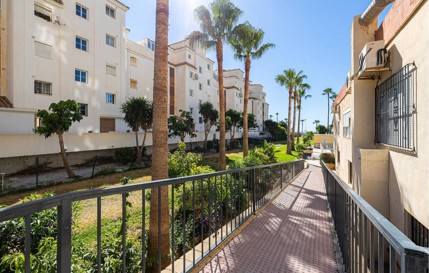 Foto 10 von 21: Appartement am Strand mit Pool und Terrasse