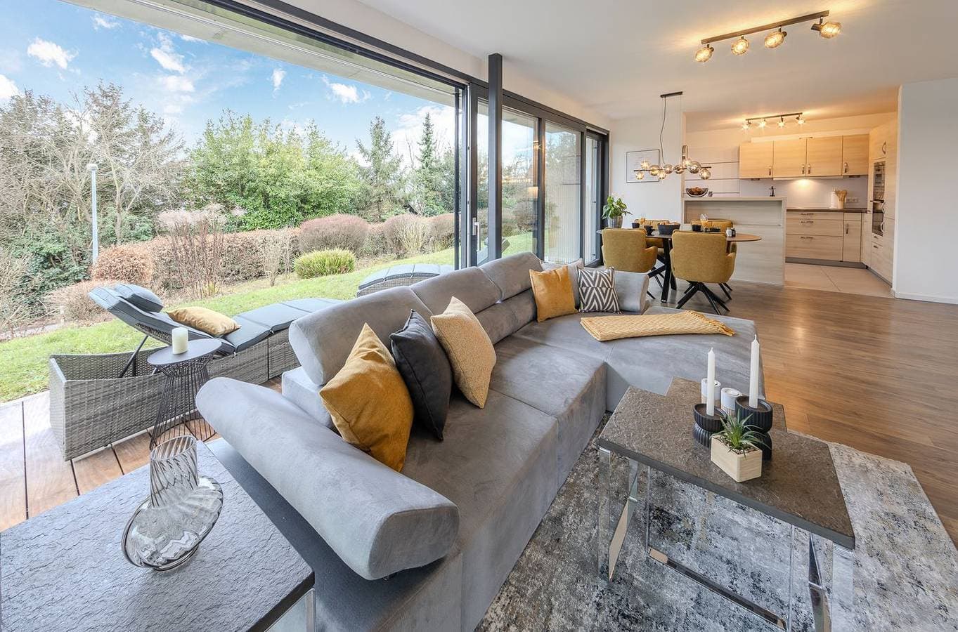Seenahe große + sehr moderne Ferienwohnung Konny mit  überdachter Terrasse 1