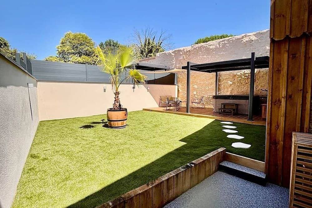 Luxury two-bedroom apartment with private spa & garden 1
