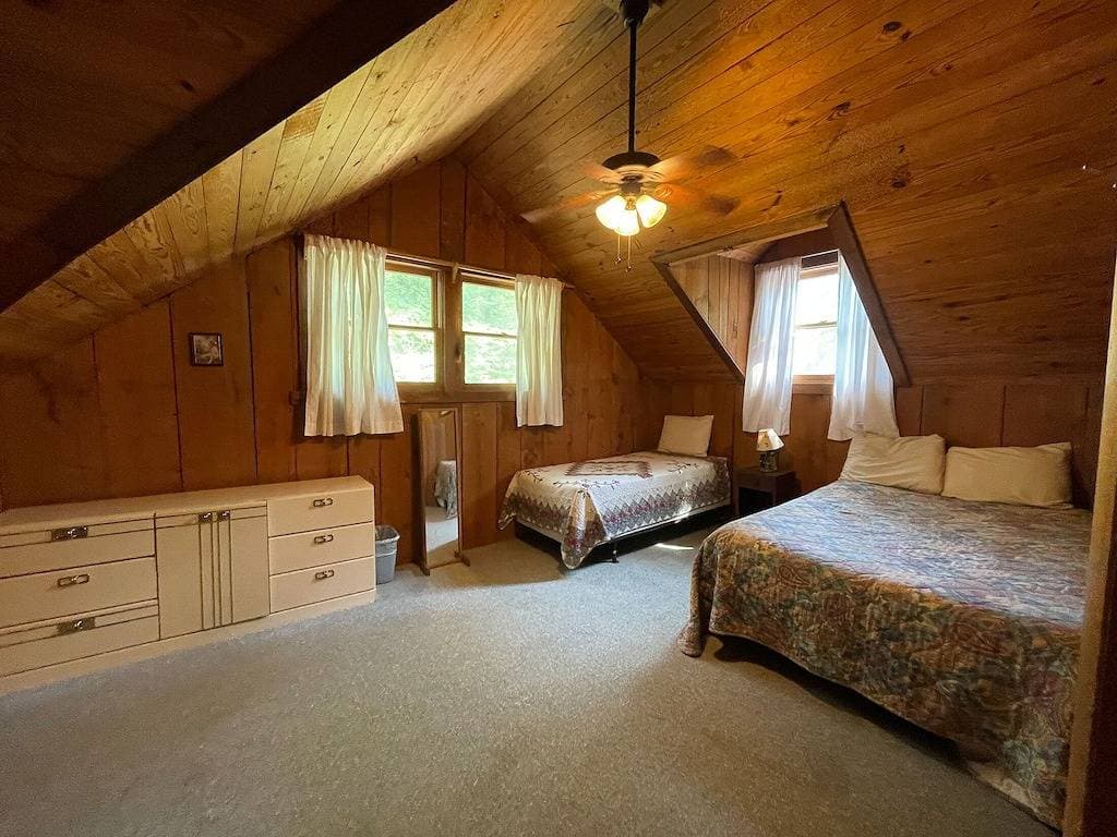 Foto 4 von 17: Cabins In The Pines Unit 3-Motorcycle Friendly-Wood Fireplace - Covered Porch