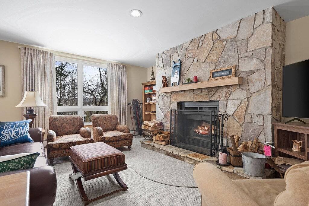 Foto 8 von 14: The Slope Side Lodge, Ski off w/ Fireplace!
