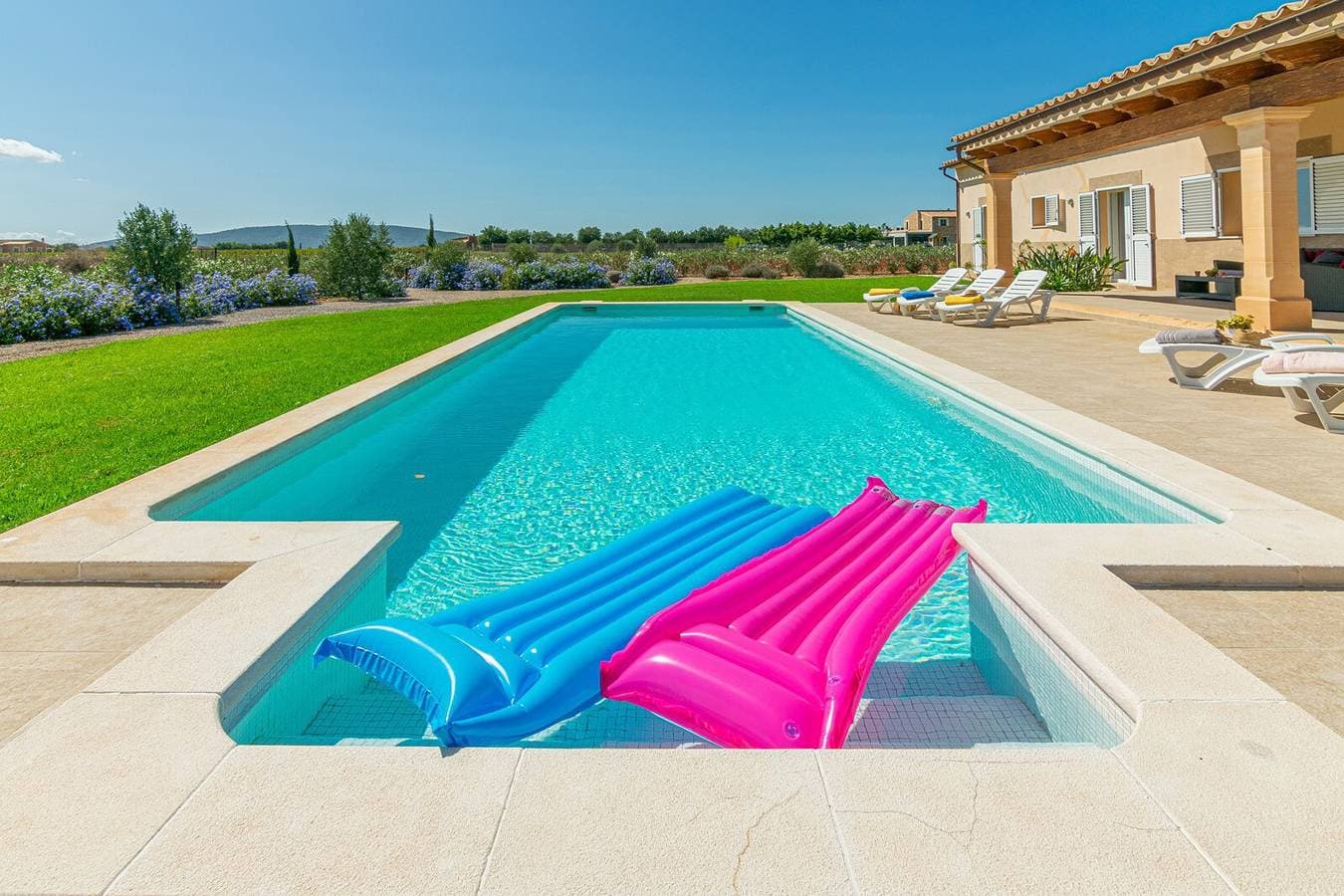 Foto 2 von 34: Ferienhaus 'Vanessa' mit Bergblick, privatem Pool und Klimaanlage