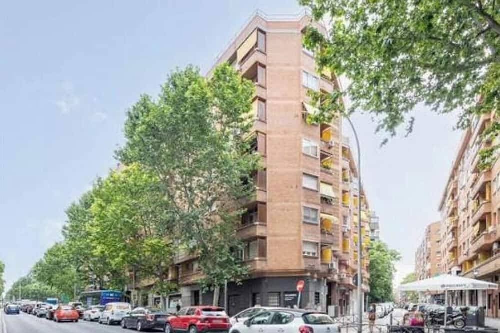 Stylish 120 m² Duplex Near Atocha Station – Sleeps 8, A/C & Fast WiFi 1