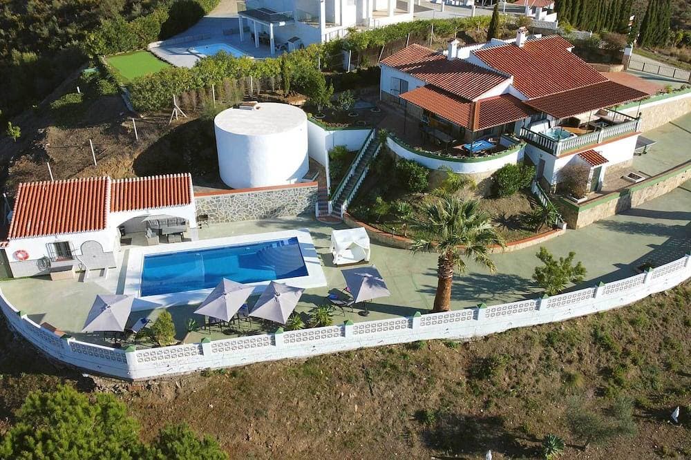 Foto 13 von 30: Luxury Villa with Jacuzzi, Pool and Stunning Views