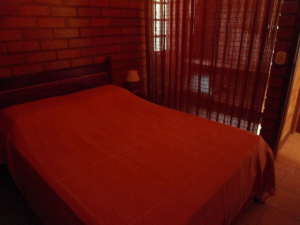 Foto 8 von 18: Canto das Águas Bungalows, Wasserfall mit natürlichem Pool