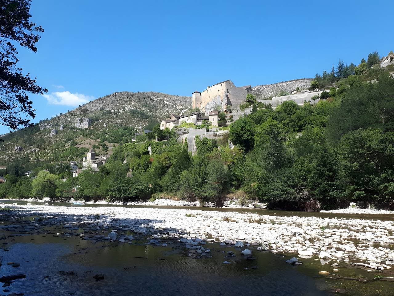 Foto 5 von 15: Gîte „Le Vignou“ in Ste-Enimie: Bergblick, private Terrasse & WLAN