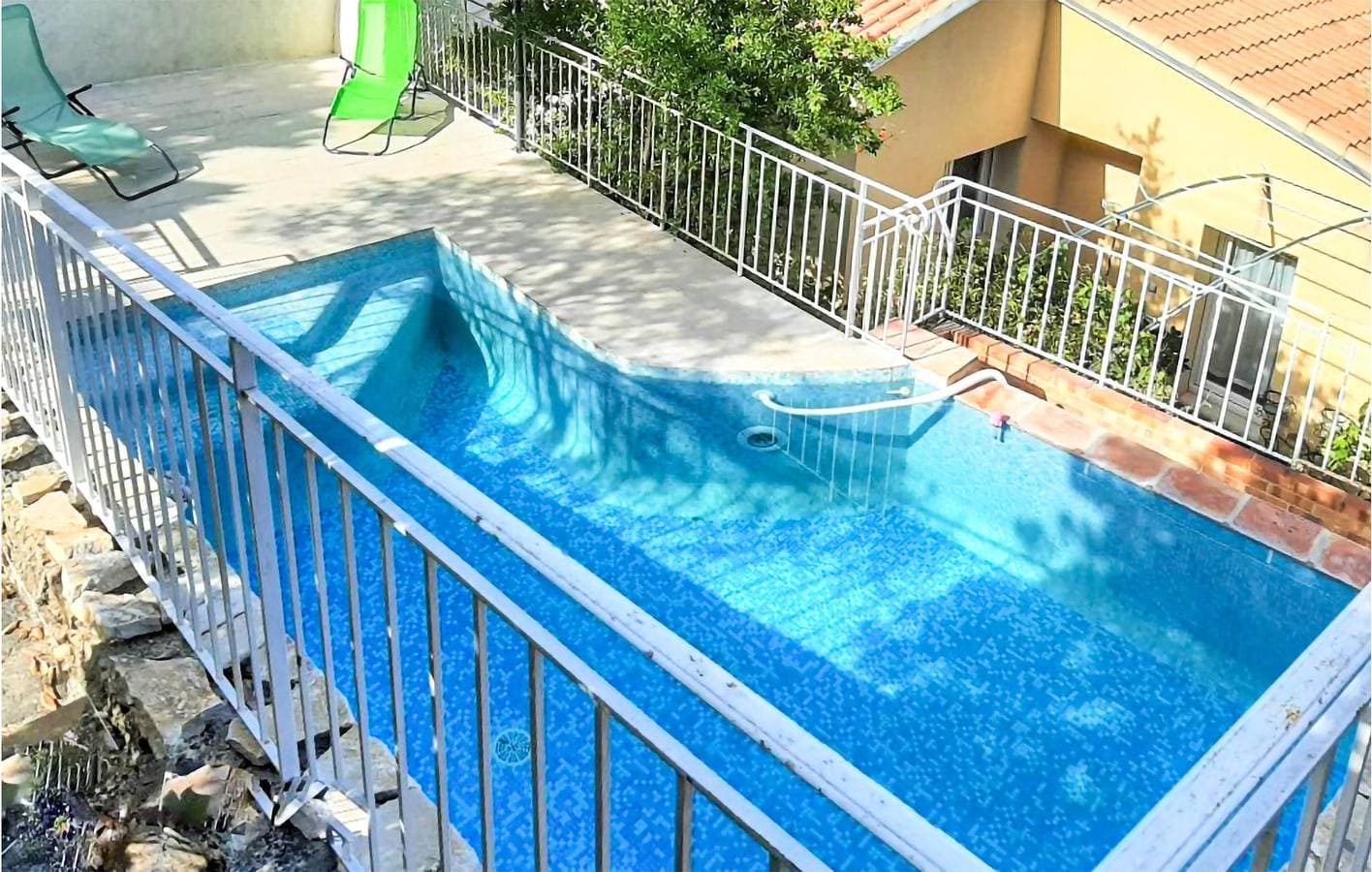 Foto 10 von 34: Nyons Wohnung: Parkplatz, Pool, & Garten