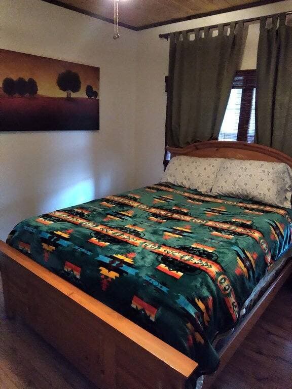 Foto 4 von 22: 864 sq ft Rustic bunkhouse located on a working farm.  Minutes from Skaneateles!