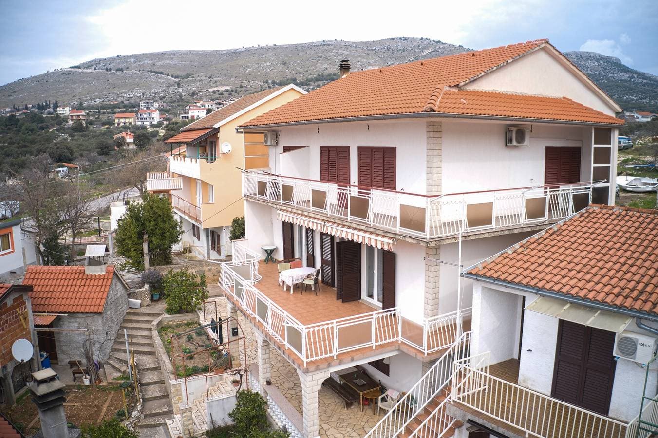 Foto 4 von 50: 4-Zimmer-Ferienwohnung mit Terrasse und Meerblick Grebastica, Sibenik A-482-a