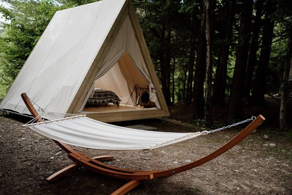 Foto 7 von 34: A-Frame Site 2 | Queen Bed | Pond View
