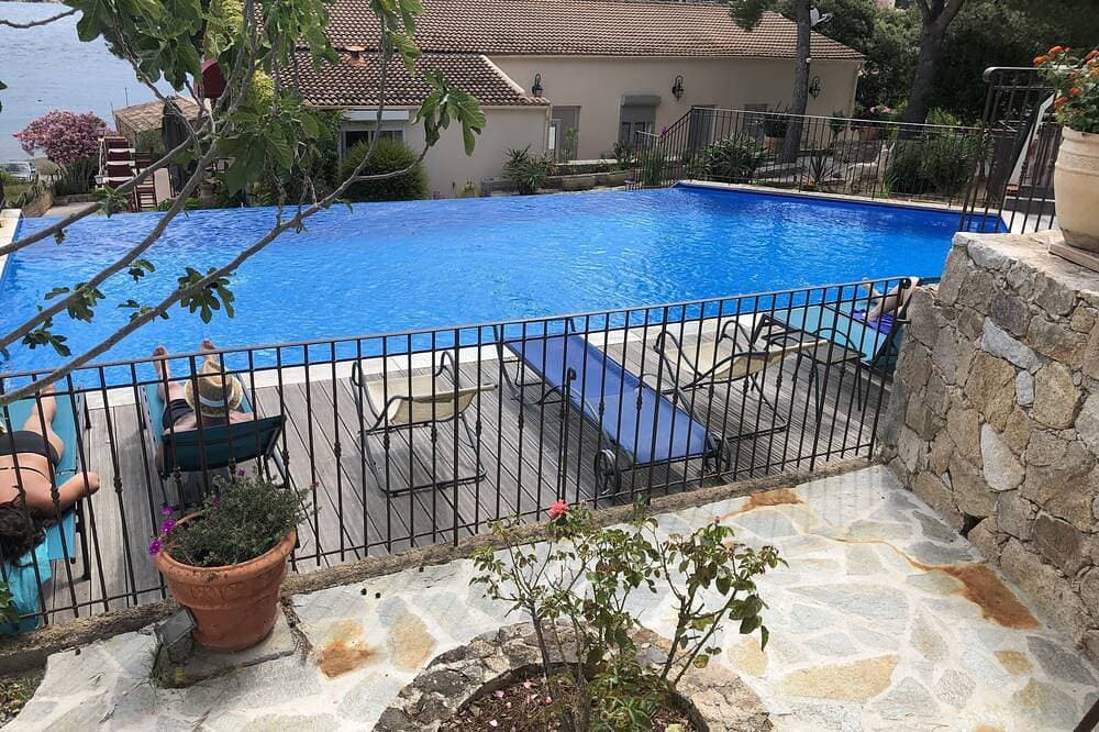 Foto 9 von 13: Stella Marina Apartment mit Blick auf Hafen und Strand, Swimmingpool.