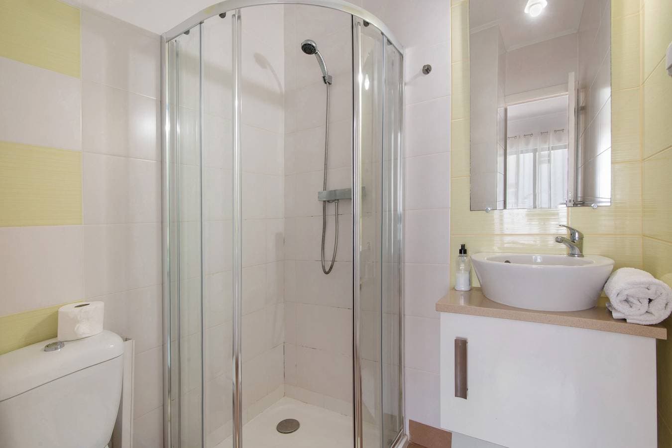 Foto 13 von 35: Geräumige 2-Zimmer-Wohnung mit privater Terrasse, WLAN und Klimaanlage