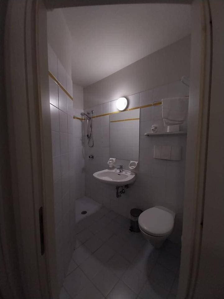 Foto 7 von 13: Double Room with Private Bathroom