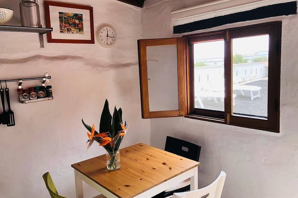 Foto 12 von 21: Cabaña en zona tranquila con bonitas vistas, acogedor estilo y cuidado jardín.