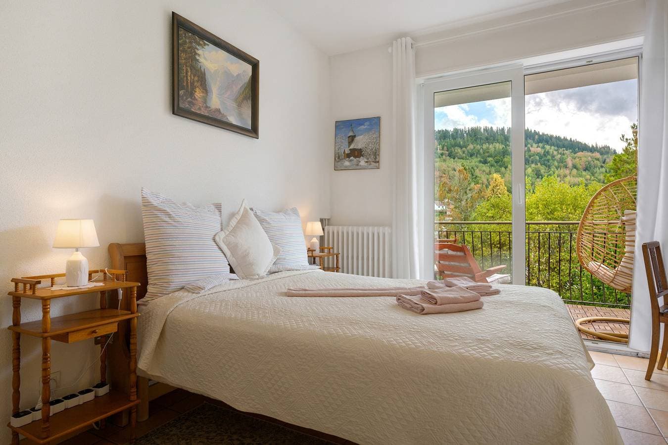 Foto 2 von 35: Gästezimmer „Chambre B und C – Sportive“ mit Bergblick, Gemeinschaftsterrasse & WLAN