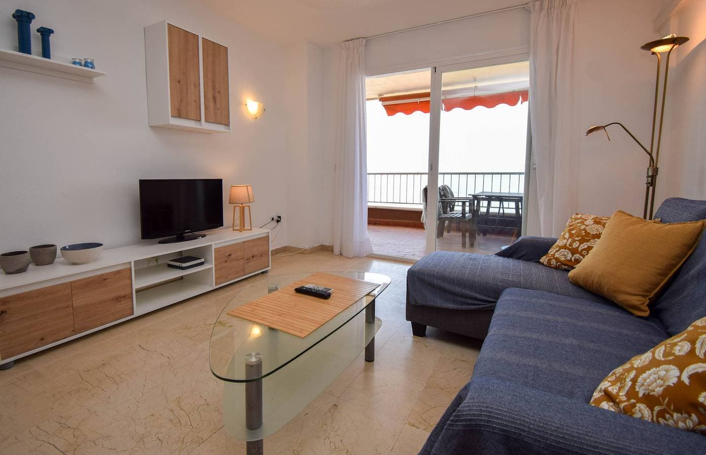 Foto 4 von 26: Ref: 276. 2 bedroom seafront apartment with pool and parking