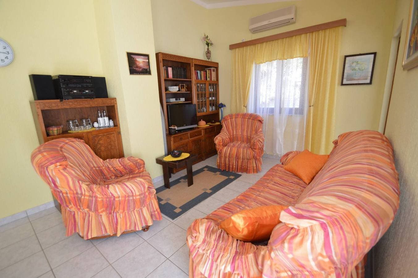 Foto 6 von 16: Apartment Franka 1, Wohnfläche 84 m2. Es verfügt über zwei Schlafzimmer, ein Badezimmer mit Badewanne, ein Wohnzimmer, ein Esszimmer und eine Küche. Das Apartment verfügt über eine große Terrasse und einen privaten Parkplatz.