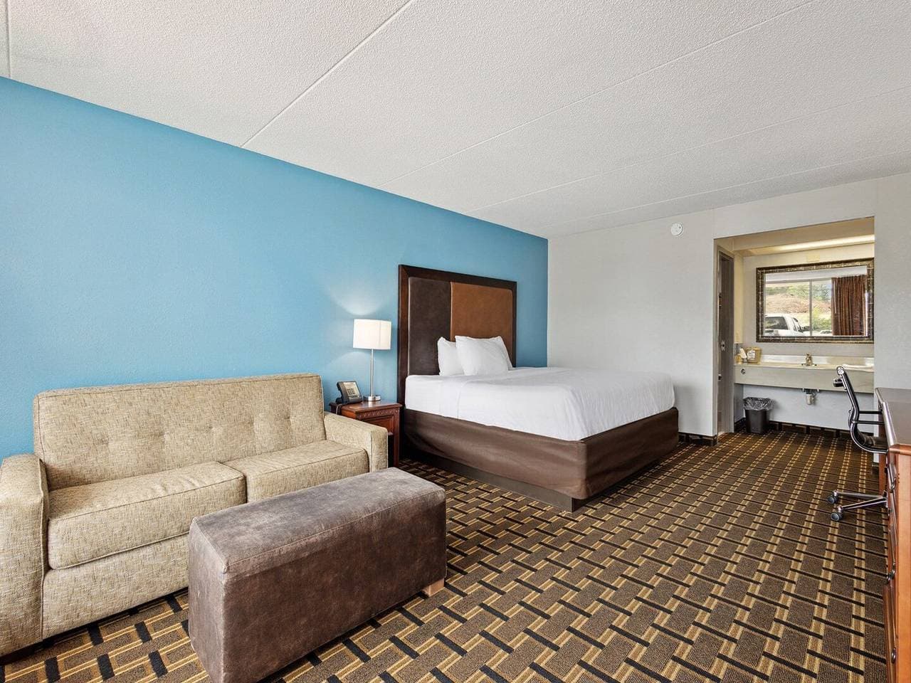 Foto 12 von 27: Greeneville, Tennessee | Kingsize-Bett | Rauchen