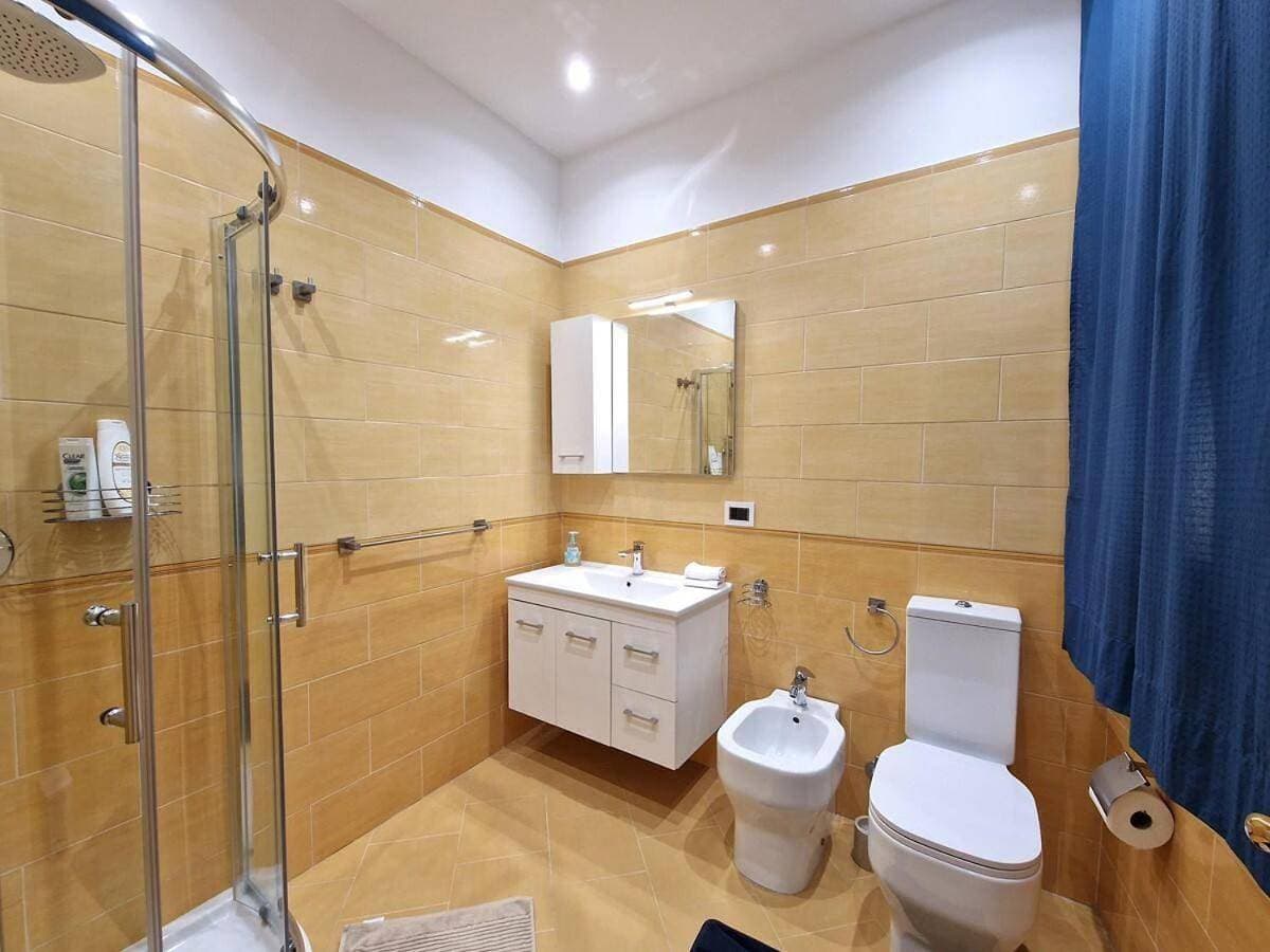 Foto 2 von 12: Double Room with Private Bathroom