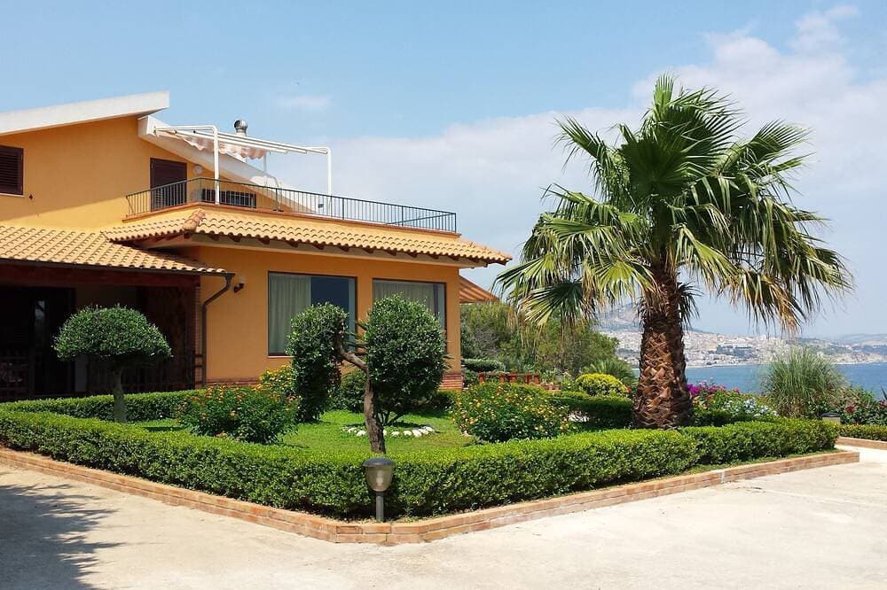 Modern und Sehr Schön Eingerichtetes Appartment in Einer Villa mit Garten 1