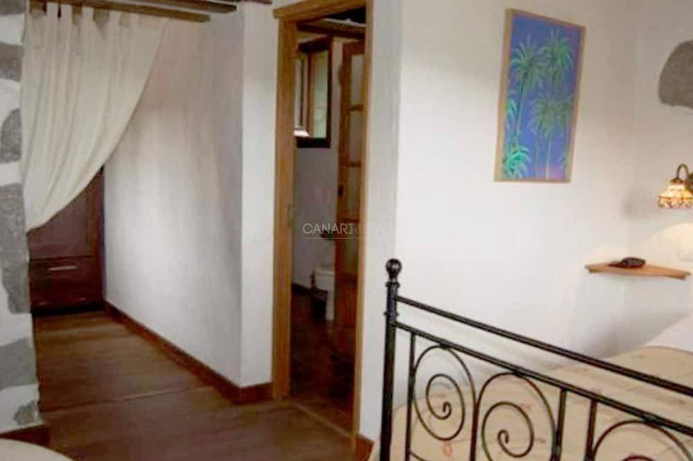 Foto 4 von 15: Restauriertes kanarisches Ferienhaus El Roble mit privatem Pool in Fon