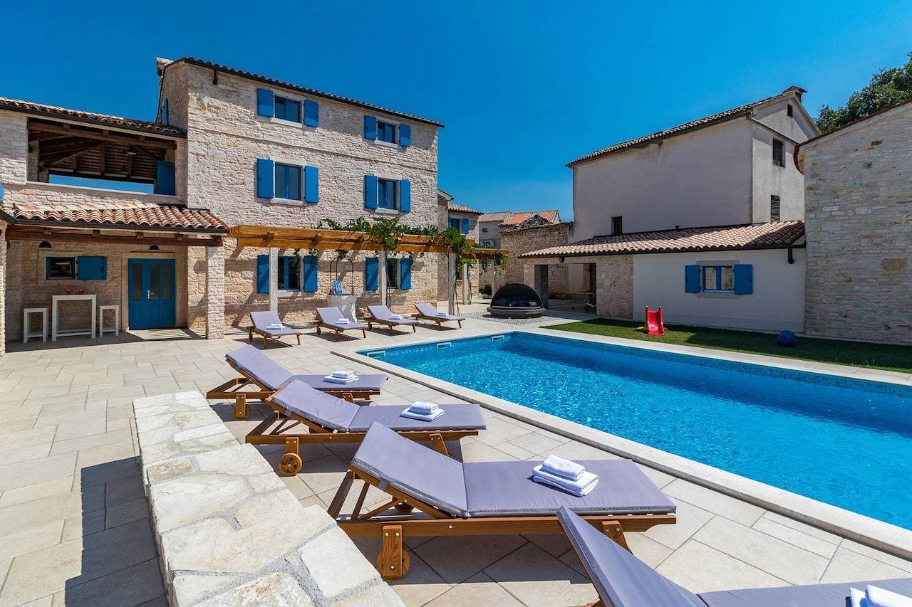 Foto 5 von 58: Herrliche und geräumige Villa mit Privatpool und großem Hof und Garten