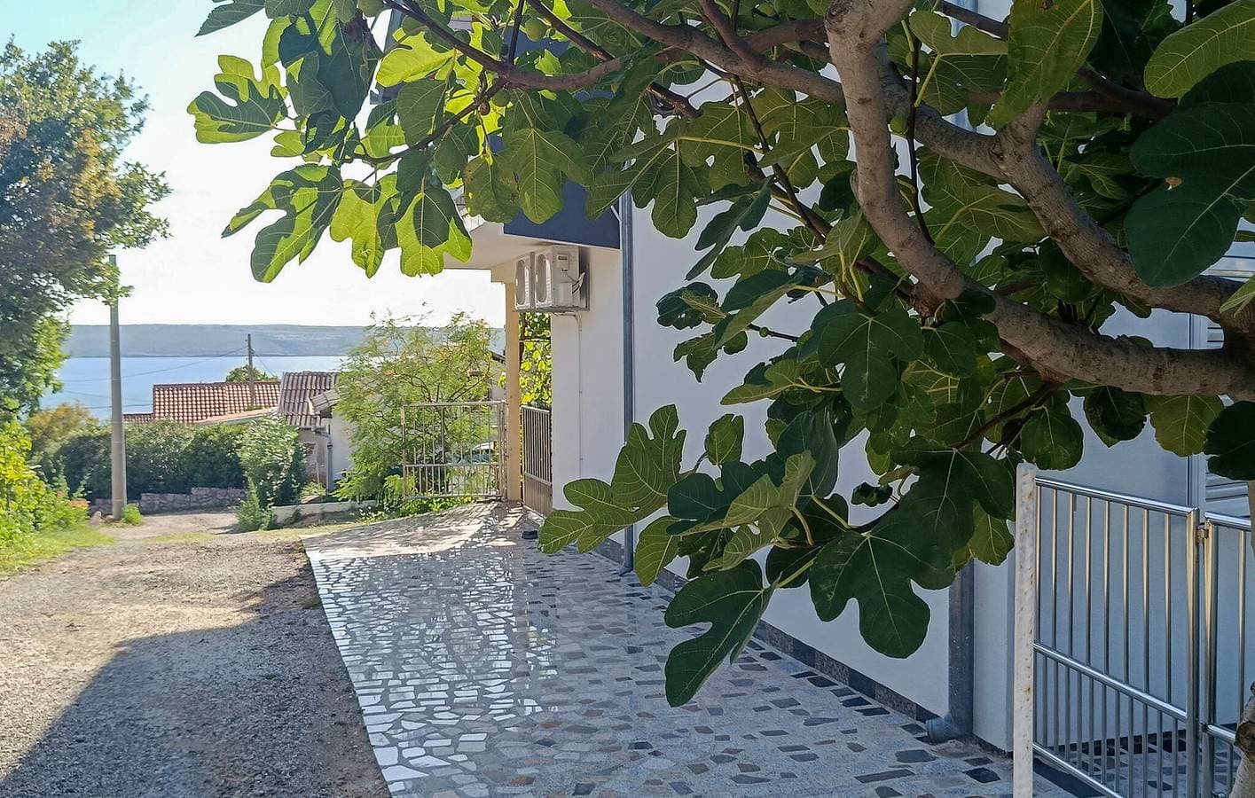 Foto 7 von 22: Apartment am Meer mit Terrasse, WLAN und Parkplatz in der Nähe von Novigradsko Mehr
