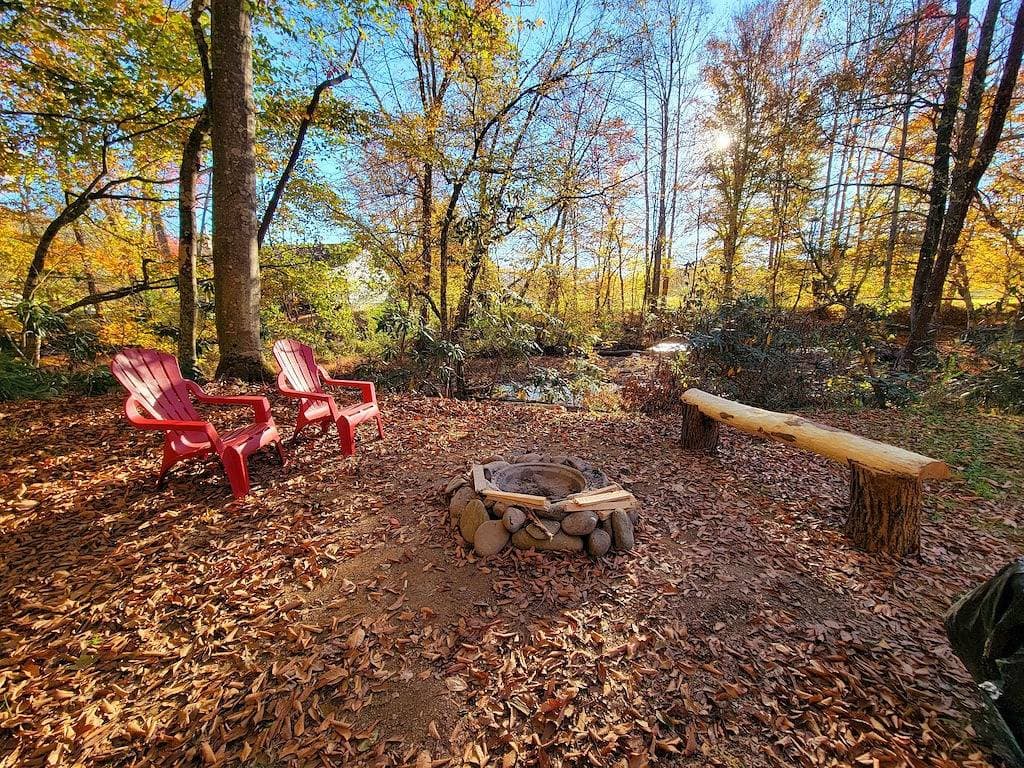 Foto 13 von 36: Cuddling On The Creek Couples only romantic \" Tiny Cabin\" retreat!!!!