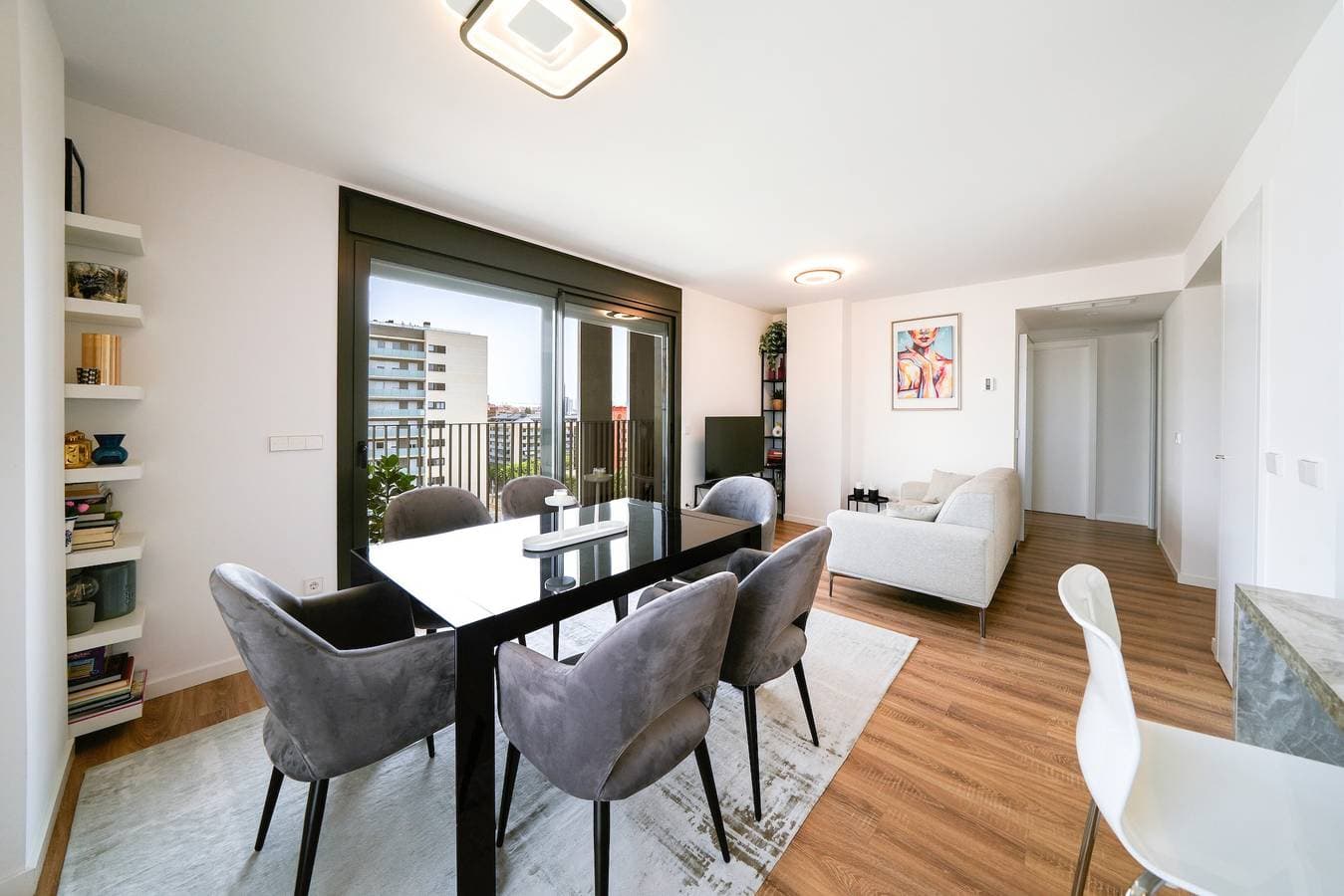 Foto 4 von 36: Ferienwohnung „Sonnenuntergänge & Pool in Barcelona“ mit Balkon, Gemeinschaftspool & WLAN