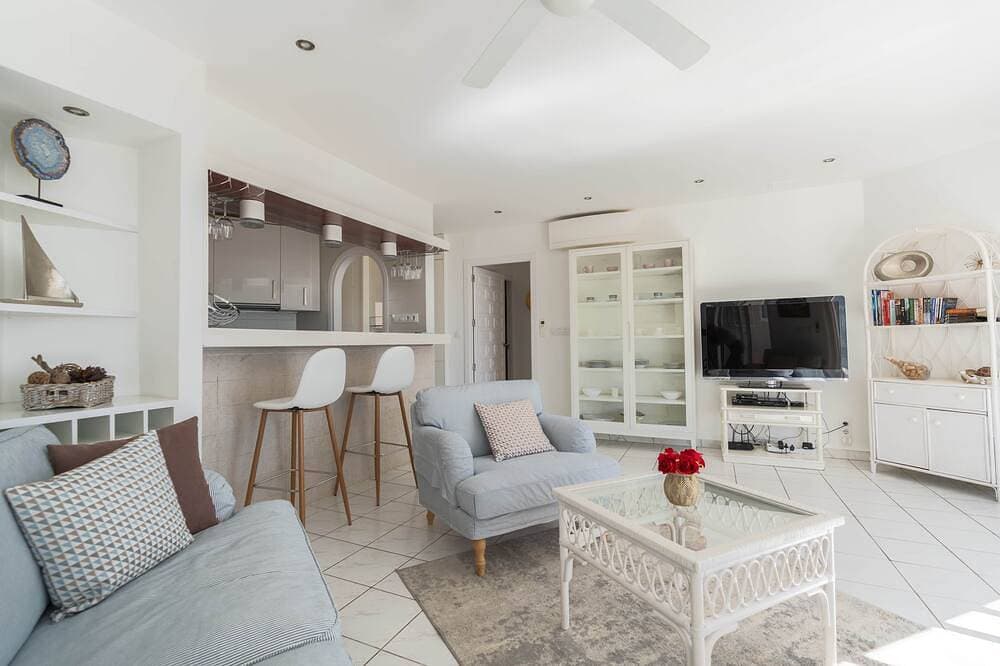 Foto 8 von 30: Frontline Mediterranean Villa • Heated Pool & Jacuzzi • 3m Walk to Beach & Port