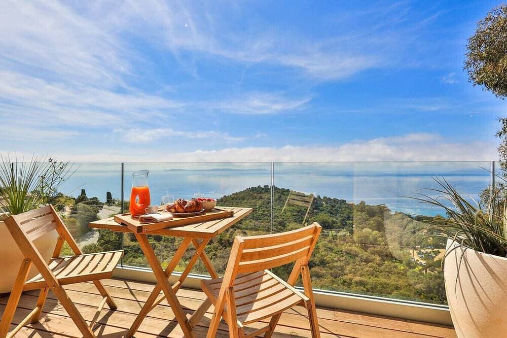 2-room apartment with panoramic sea view 1