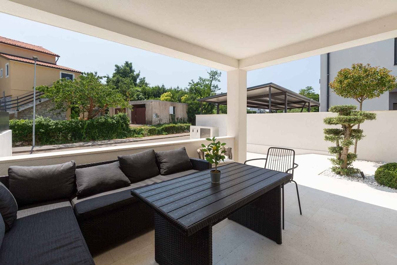 Foto 13 von 46: Villa mit Terrasse und Pool