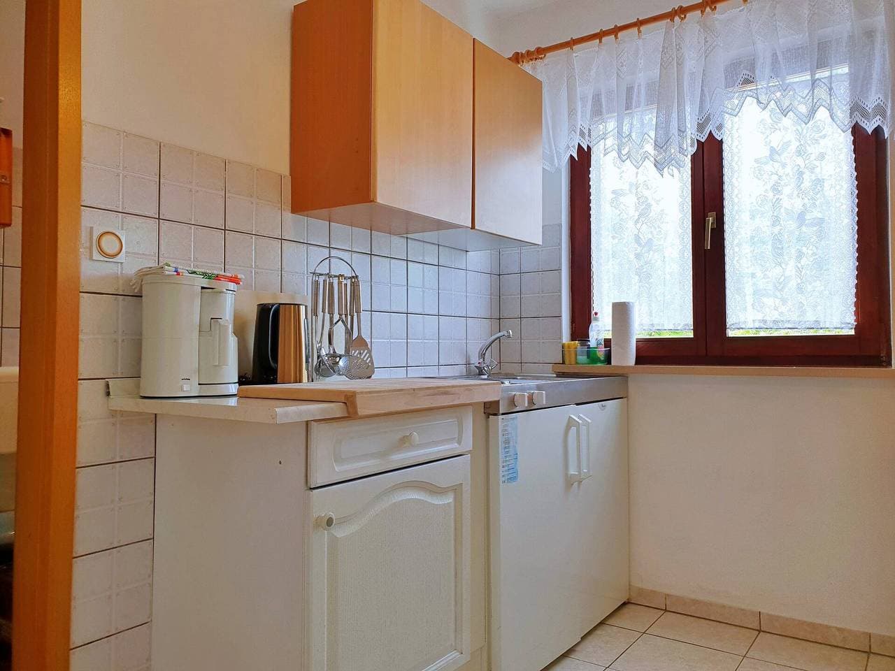 Foto 5 von 26: Apartment Bijelic - mit Balkon, 480 m vom Meer entfernt, Grill, privater Parkplatz, keine Klimaanlage
