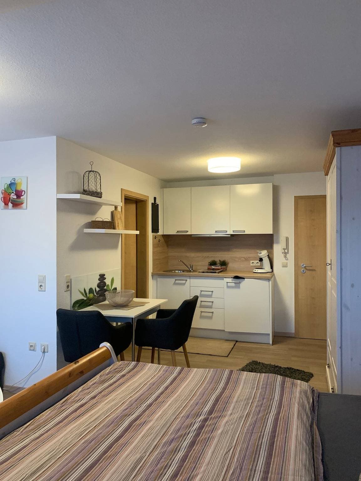 Foto 11 von 17: Kleine Ferienwohnung mit Seeblick, Balkon und Wi-Fi