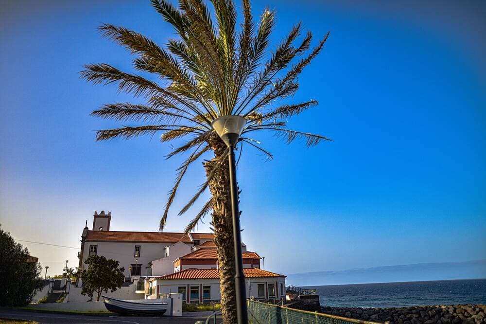 Foto 10 von 23: Paradise town with ocean pool, mountains, waterfalls, surfing, shops and bars.