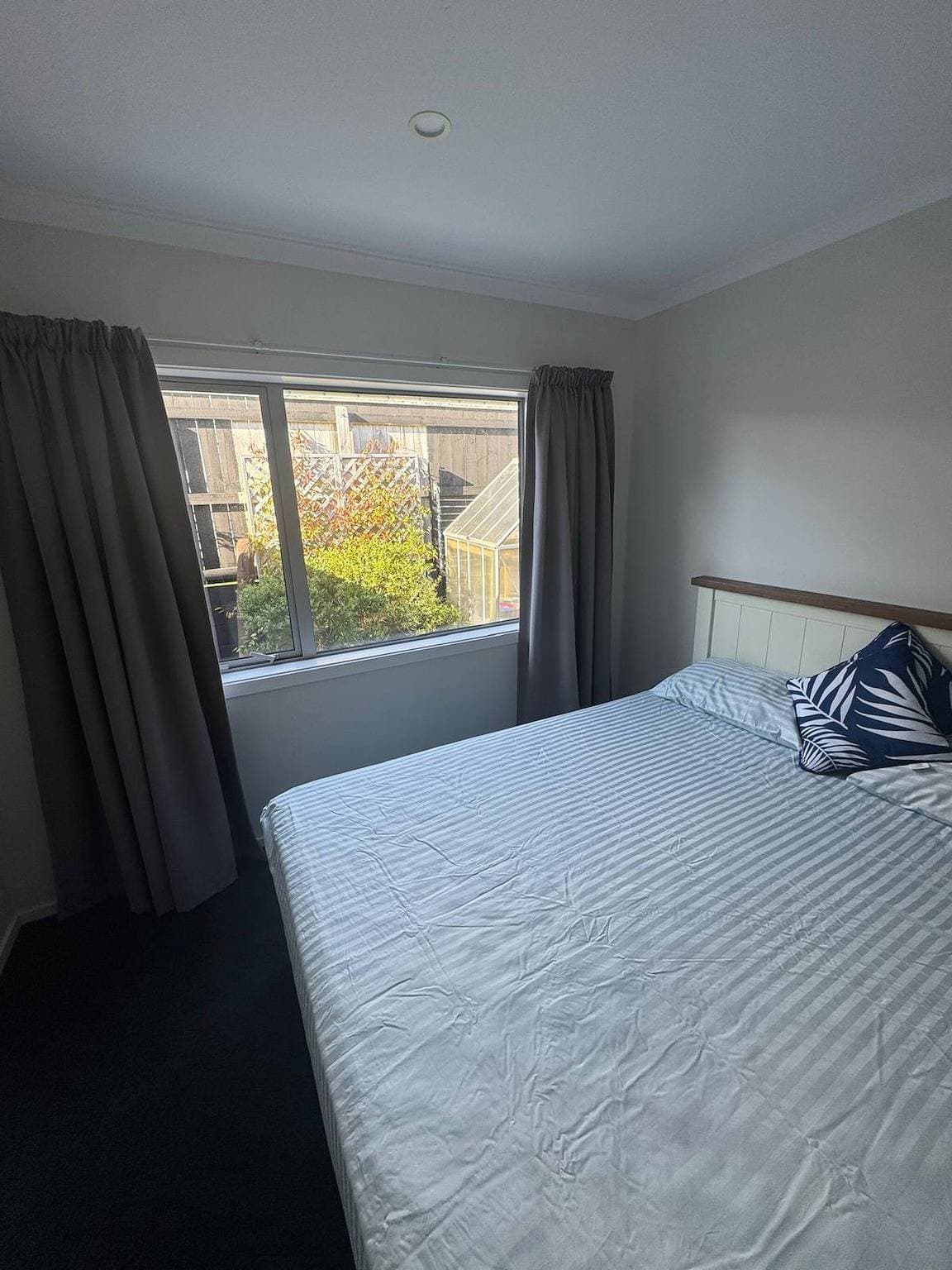 Foto 3 von 11: Geräumiges Schlafzimmer mit eigenem Bad — Aotea
