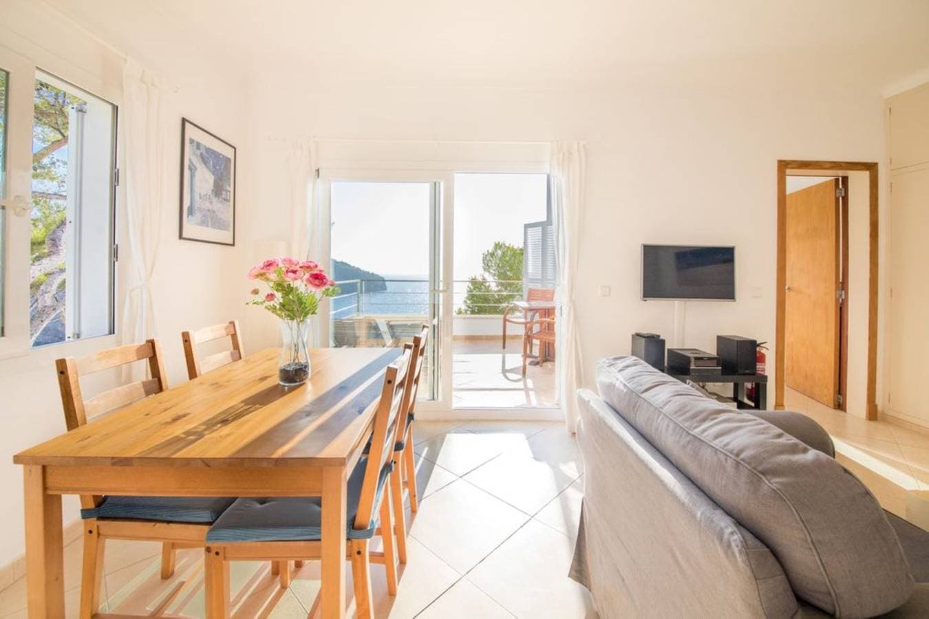 Foto 8 von 18: Ferienwohnung Ponent mit Meerblick, Bergblick, Balkon, Terrasse & Pool
