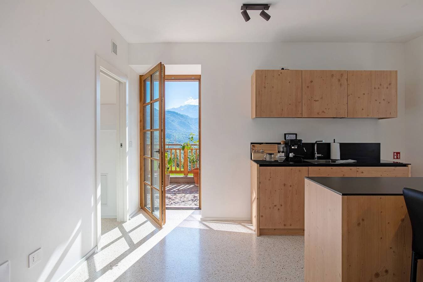 Foto 8 von 29: Ferienwohnung 'Con Giardino' mit Bergblick, Wi-Fi und Klimaanlage