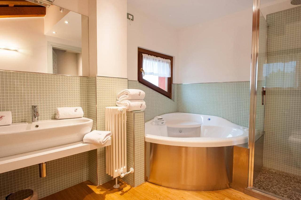 Foto 6 von 16: Suite with Whirlpool