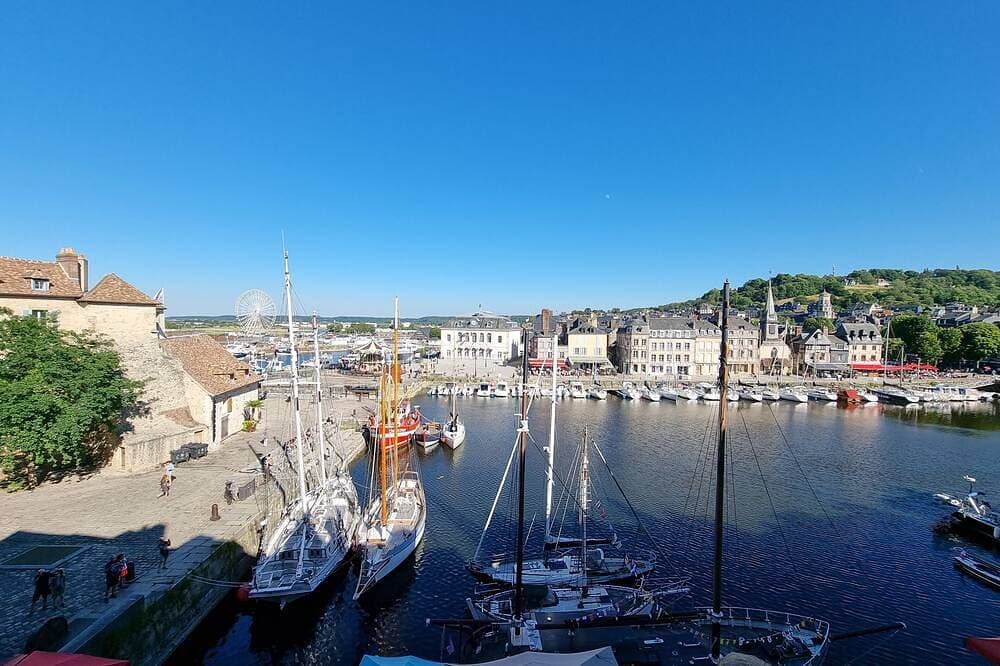 Foto 6 von 10: Houdaille 2 - Helle Suite mit Blick auf den Hafen von Honfleur
