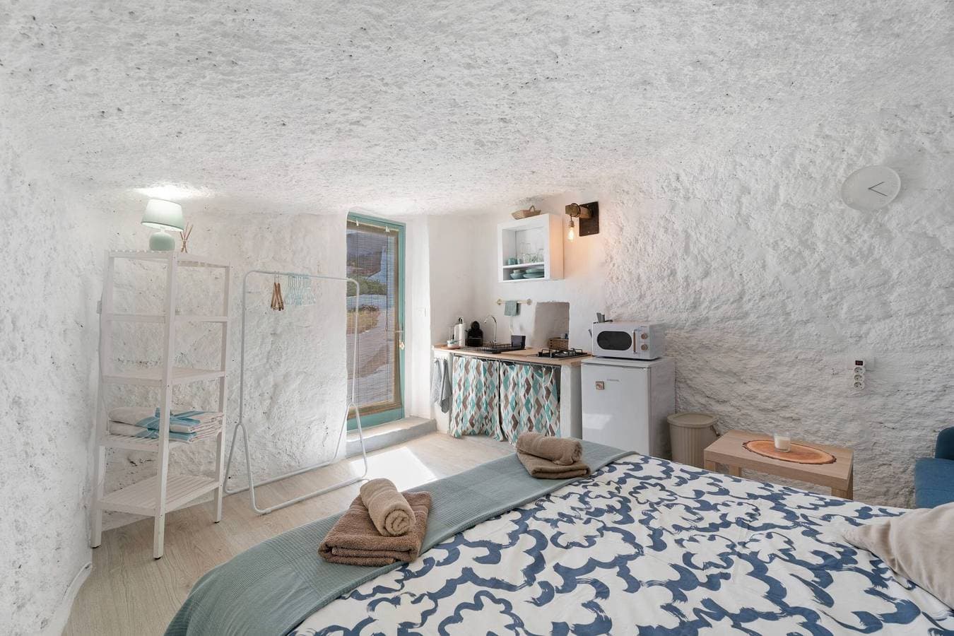 Foto 5 von 27: Ferienstudio „Cueva Sol“ mit Meerblick, Gemeinschaftspool und WLAN