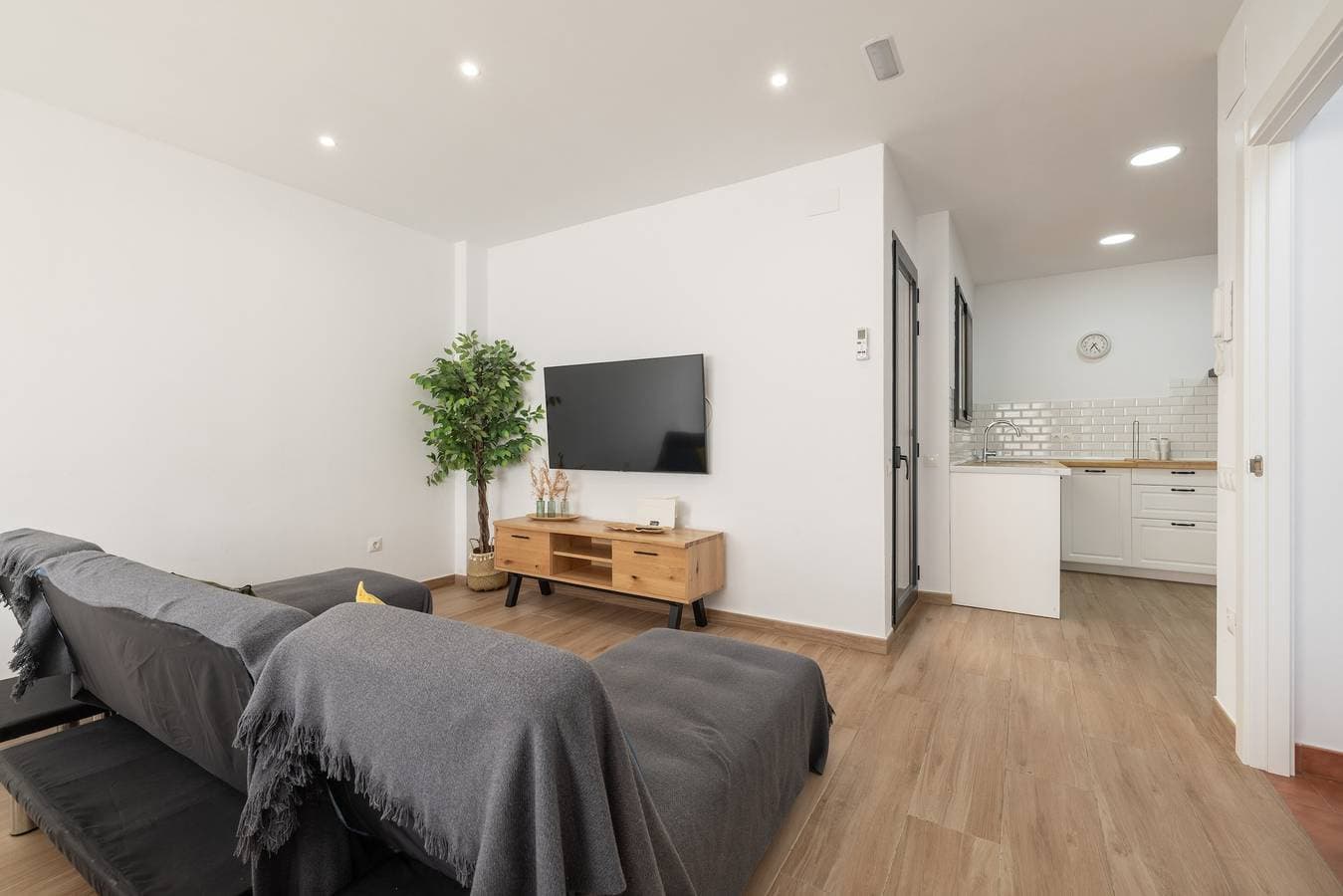 Foto 3 von 27: Ferienwohnung 'Les Carolines' mit privater Terrasse, Wi-Fi und Klimaanlage