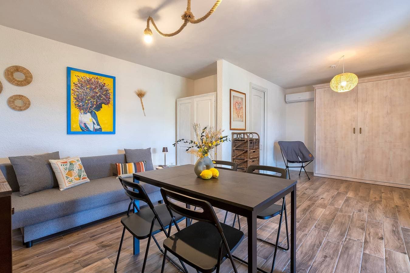 Foto 4 von 21: Einzimmerapartment 'Sa Domo Isola Rossa' mit Meerblick, privater Terrasse und Klimaanlage