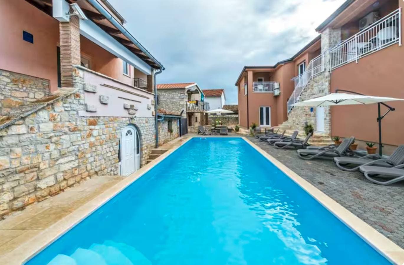 Foto 2 von 33: Gemütliche Wohnung mit Pool und Spielzimmer