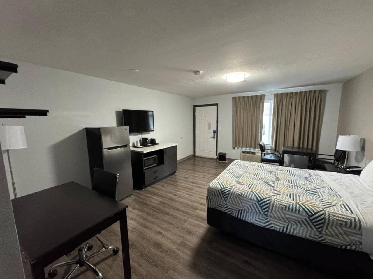 Foto 7 von 14: Ms6 Vancouver|1 Queensize-Bett|Suite|Nichtraucher