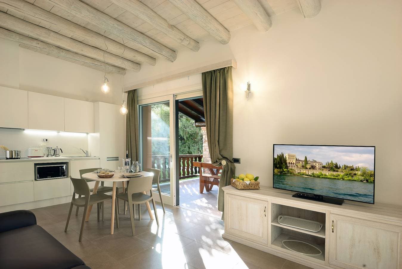 Foto 5 von 40: Ferienwohnung Al Segnavento Tramontana mit Pool, Terrasse & Parkplatz am Seeufer