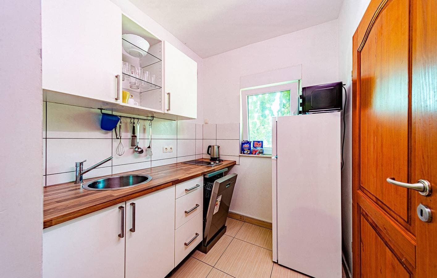 Foto 3 von 20: Gemütliche Ferienwohnung mit Terrasse, WLAN und Parkplatz in der Nähe des Strandes Tri Žala