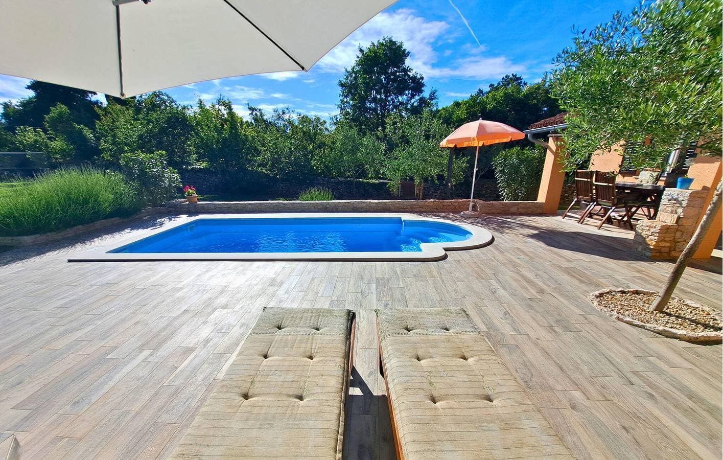 Foto 11 von 35: Moderne 2-Zimmer-Wohnung mit Pool und Terrasse in der Nähe des Stadtzentrums von Manjadvorci