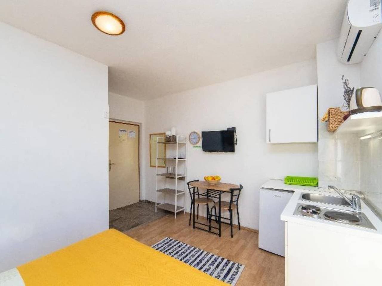 Studio apartment with sea view 2 1