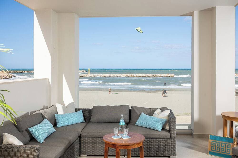 Foto 6 von 30: Celestine, beach front villa with roof top pool and spectacular views.